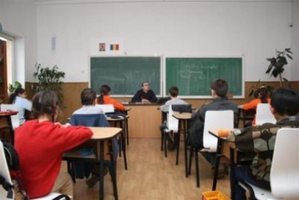 Elevii vor studia ştiinţe exacte de la televizor